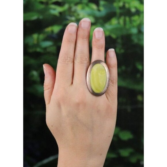 Sterling Silver Large Yellow Mother of Pearl Ring Size 7 - Picture 2 of 5